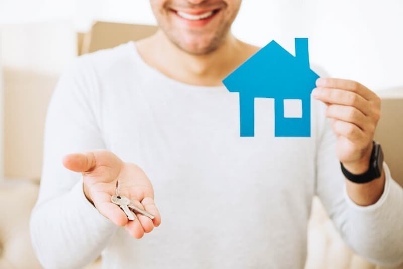 hombre vendiendo su casa con hipoteca