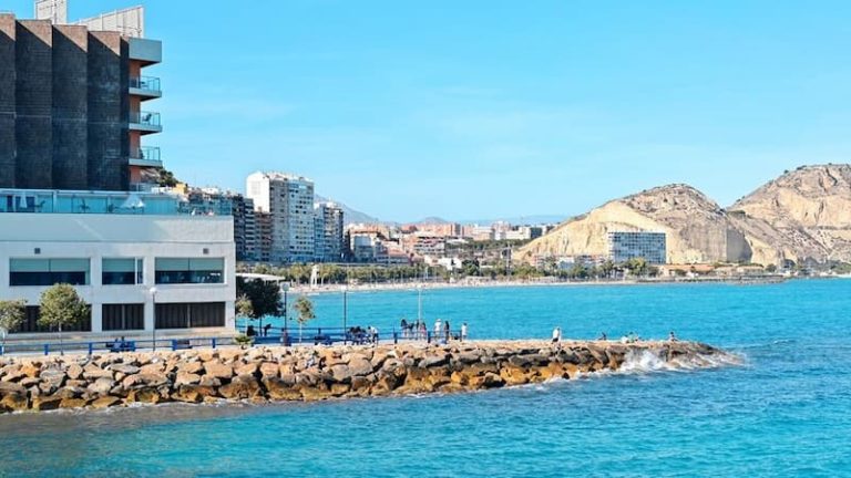Pueblos de Alicante con playa para vivir
