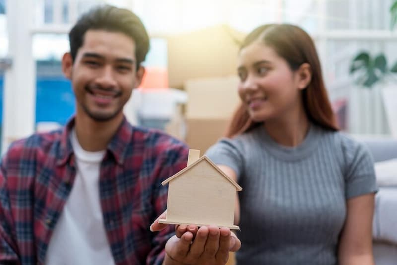 pareja que acaba de comprar vivienda segunda mano con hipoteca pendiente