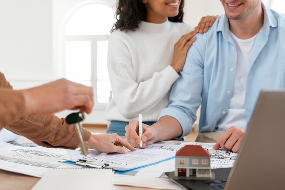 pareja comprando casa por debajo del valor catastral