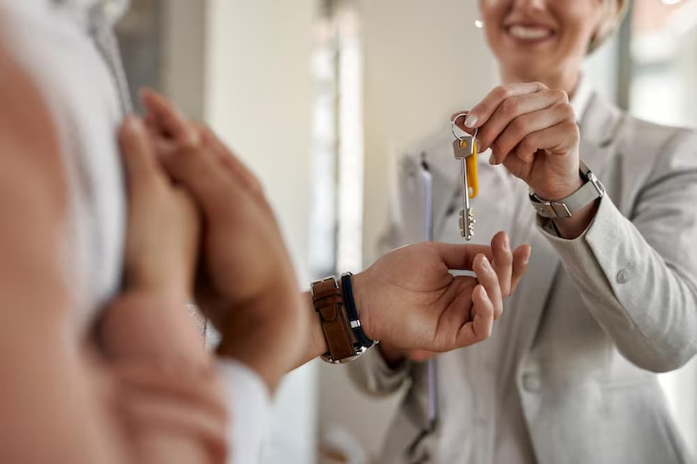 mujer vendiendo rápido y de forma segura un piso heredado antes de 5 años