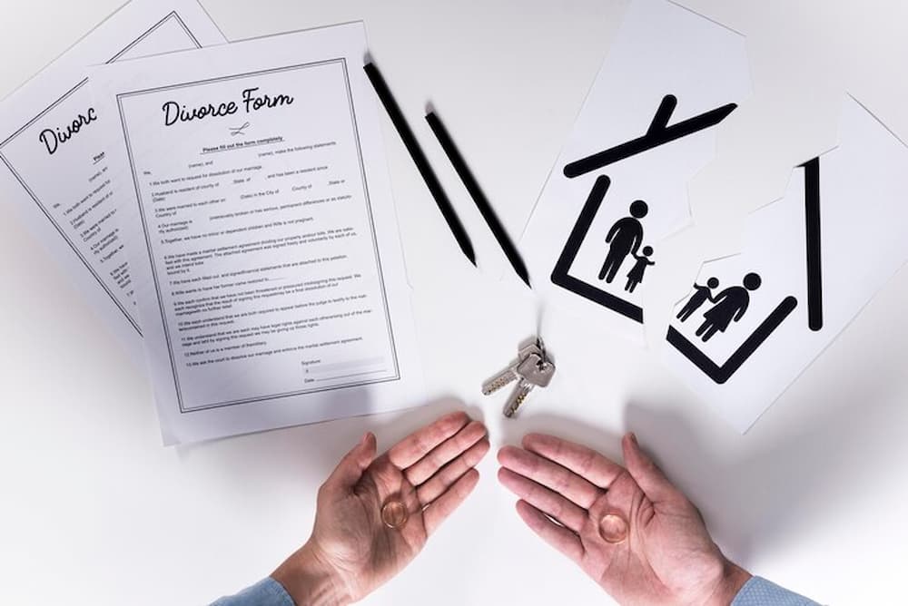 personas formalizando el divorcio