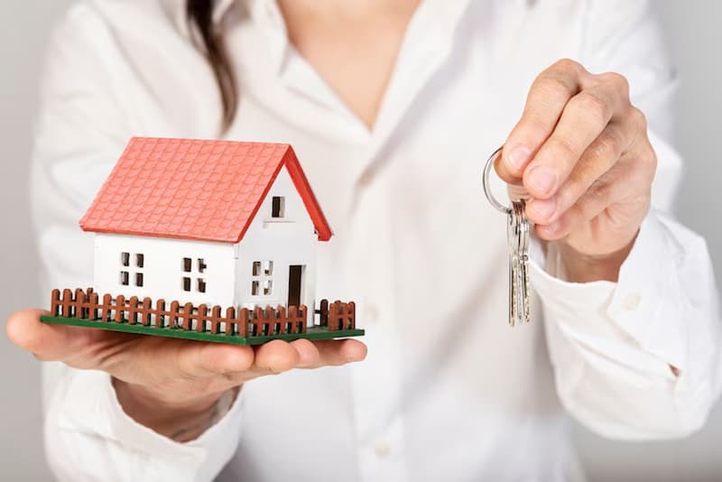 mujer vendiendo piso heredado antes de 5 años