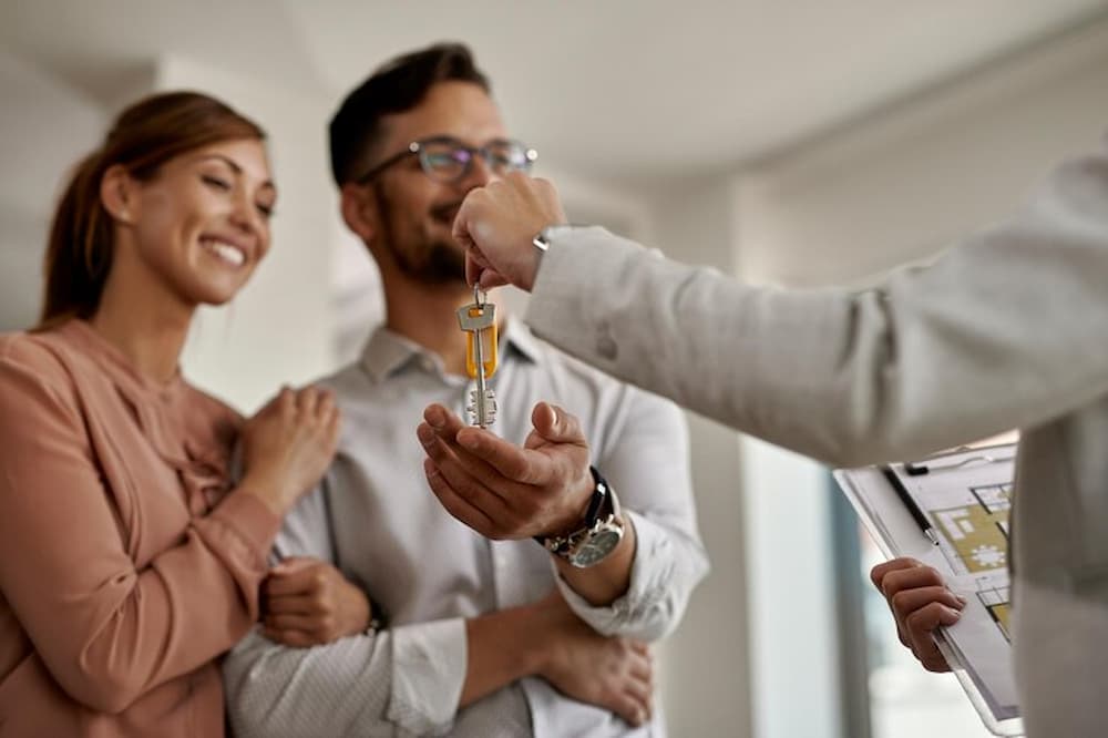 agente vendiendo un local comercial rápido a pareja