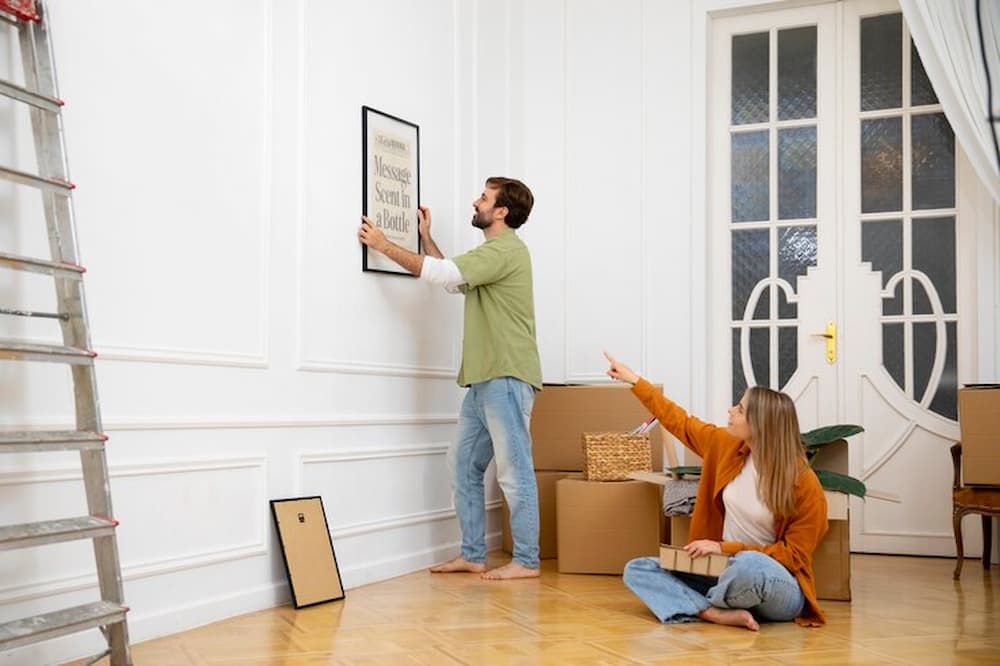 Pareja joven aplicando las técnicas del home staging