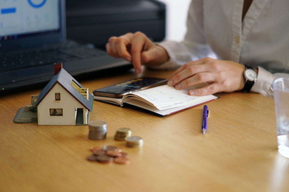 Persona revisando costes de tasación de una vivienda