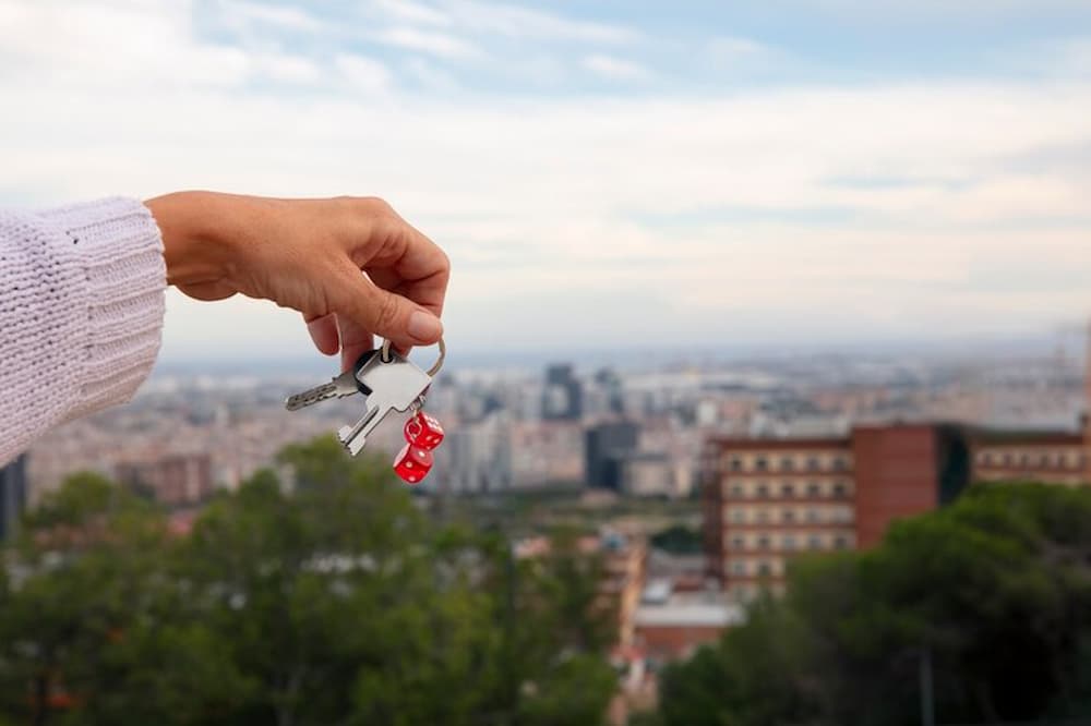 Persona sosteniendo llaves de su nuevo piso